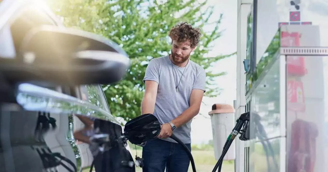 5 formas de ahorrar gasolina conduciendo que muchos desconocen ADSLZone